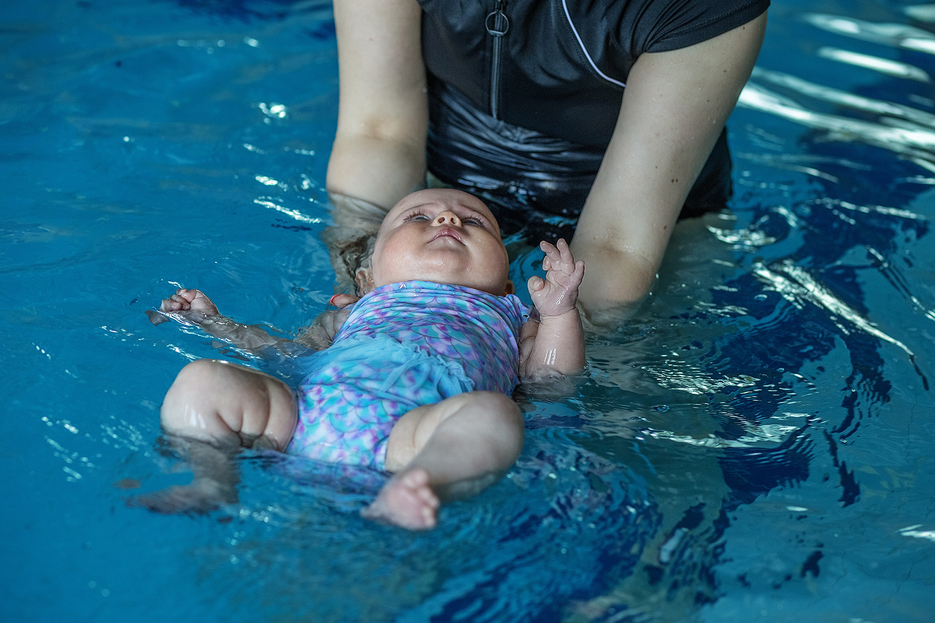 infant-swimming-lesson infant learning to float